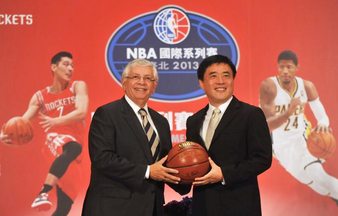 Stern, qui in posa col sindaco di Taipei Hau Lung-Bin, ha definito il successo di Lin nella Nba una era 